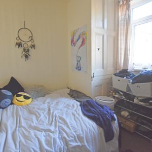 1 Bedroom Flat - Photo 2