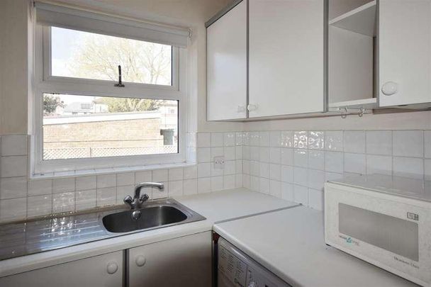 Manor Vale, Brentford, TW8 - Photo 1