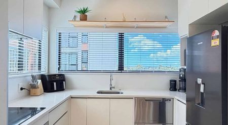Modern 2-Bedroom Townhouse with Sea Views - Photo 3