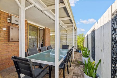 Spacious Burnside Family Home with Huge Shed - Walk to Schools! - Photo 4