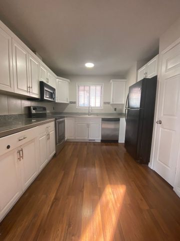 Beautiful 3-Bedroom Main Floor for Rent in Martindale - Photo 3