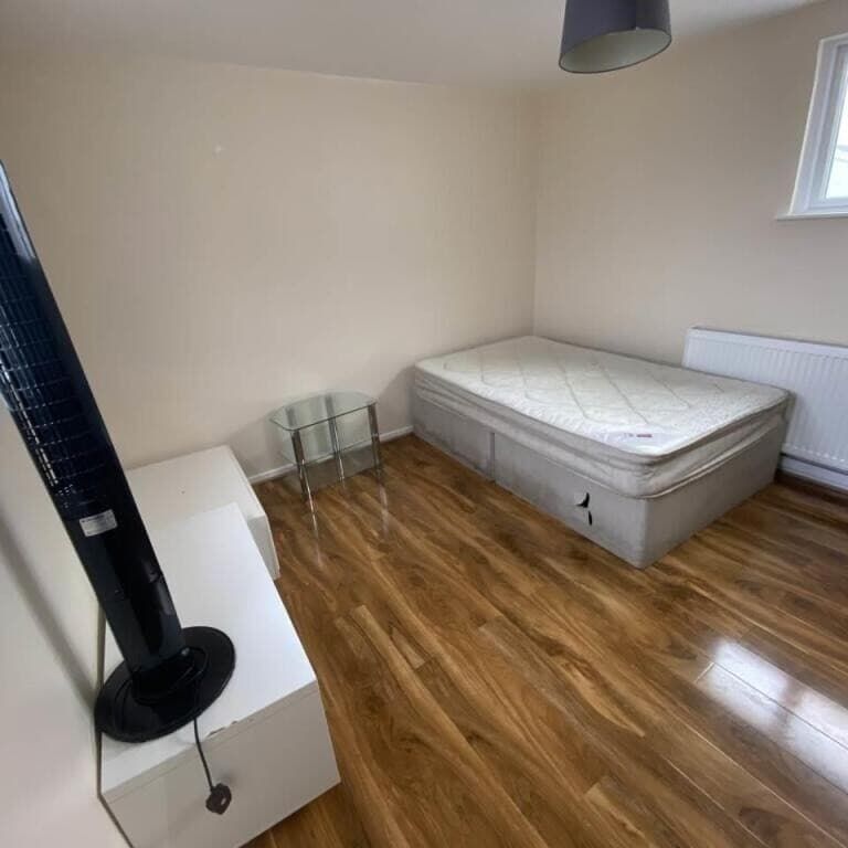 Twenty Acres Road, Southmead - Photo 1