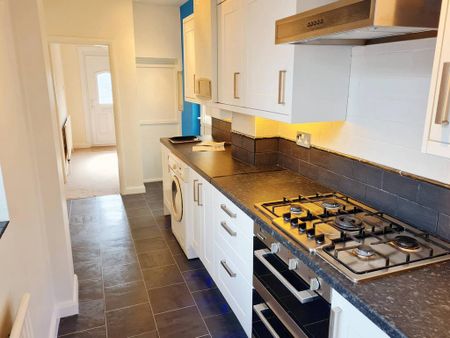 3 bedroom semi-detached house to rent - Photo 4
