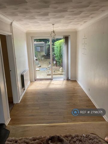 3 bedroom semi-detached house to rent - Photo 4