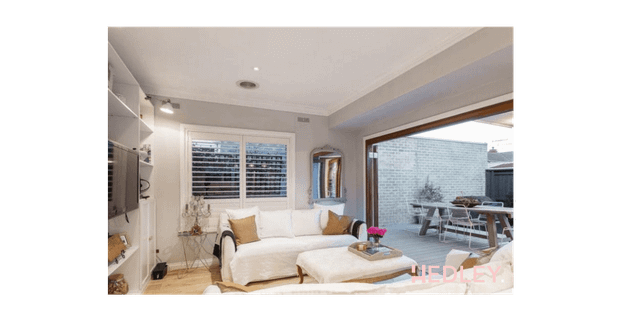 B L A C K W O O D - Photo 1