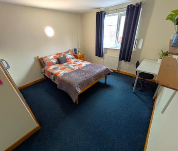 1 bedroom in a house share to rent - Photo 2