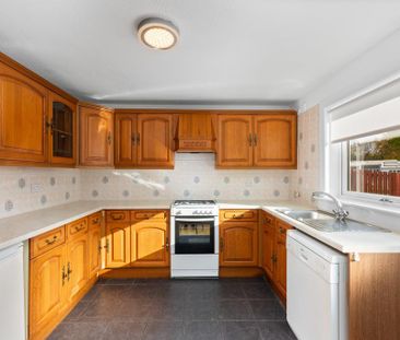 3 bedroom end of terrace house to rent - Photo 3