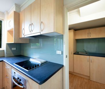 Cosmopolitan Living - Photo 1