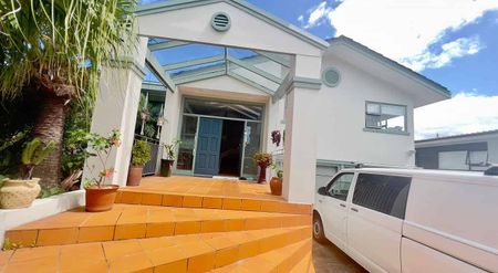 Large family home with pool in waterfront position - Photo 4