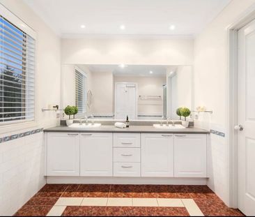 6 months lease only | Luxury Family Living in Court Location - Photo 3