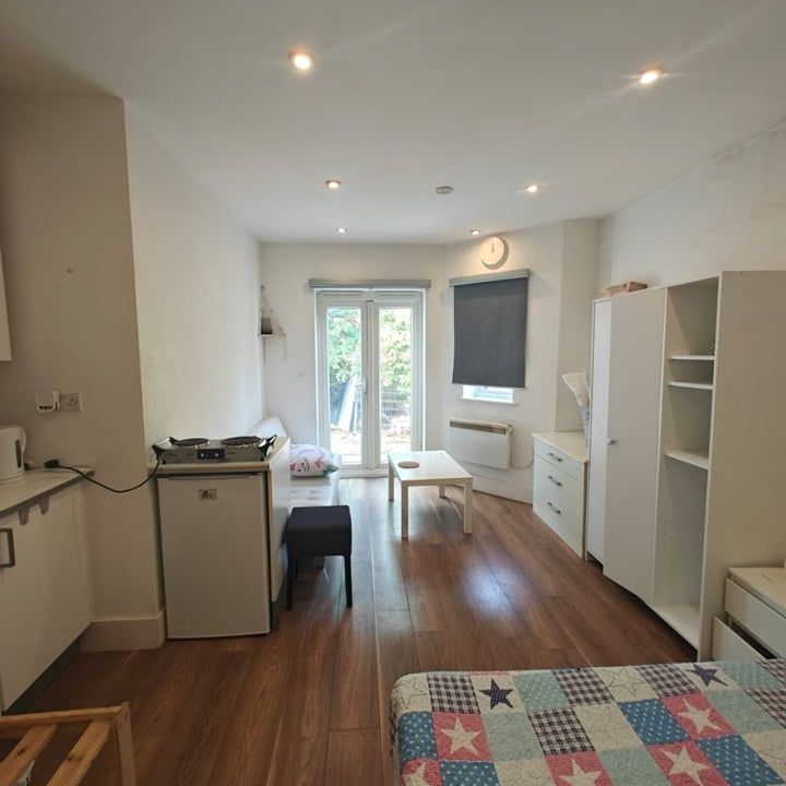 Studio Flat, Brentmead Place, NW11 - Photo 1