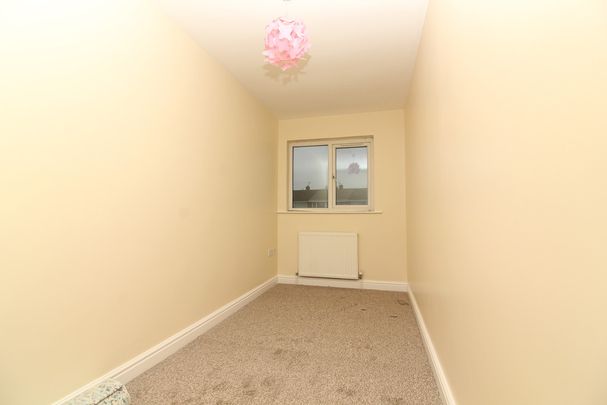 3 Bedroom End Terraced House - Photo 1