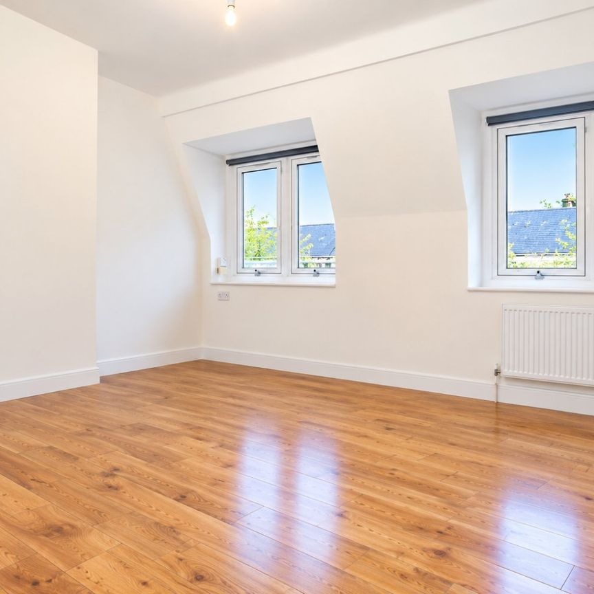 Flat to rent - Barnfield Gardens, London, SE18 - Photo 1