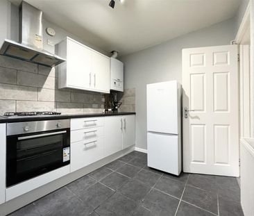 2 Bedroom Flat - Above Shop To Let - Photo 3