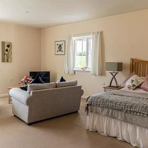 1 bedroom retirement property to rent - Photo 2