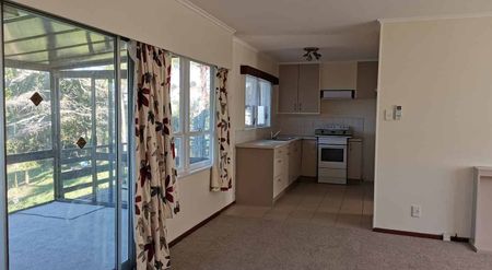 Spacious 2 Bedroom Home with Conservatory – Peacef - Photo 4