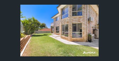 SPRAWLING FAMILY HOME! - Photo 5