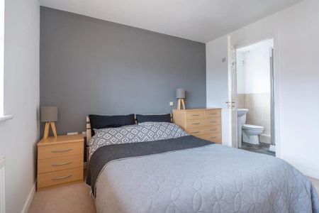 4 bedroom detached house to rent - Photo 3