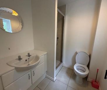 1 bedroom in a house share to rent - Photo 5