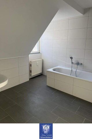 Individuelle und geräumige Dachwohnung! Tageslichtbad mit Wanne und Dusche! - Foto 3