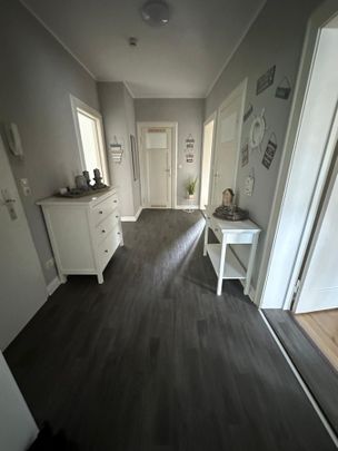 Geräumige 4-Zimmer-Wohnung mit Terrasse, Gartenhütte, Einbauküche und begehbarem Kleiderschrank im Hansaviertel! - Foto 1