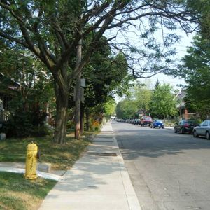 Bright 1-bedroom apartment close to public transit - Photo 2