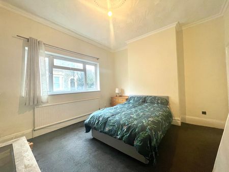 6 Bed Terraced House, Albany Road, BS6 - Photo 2