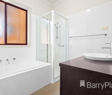 Three Bedroom Family Home With Water Bills Included - Photo 3