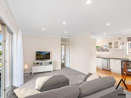 Sun drenched and centrally located - Photo 5