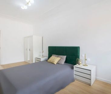 Room in a shared 7-bedroom apartment for rent in Lisbon - Photo 3