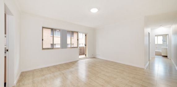 House with 2 bedrooms, 1 bathroom & parking for 1 car - Photo 2