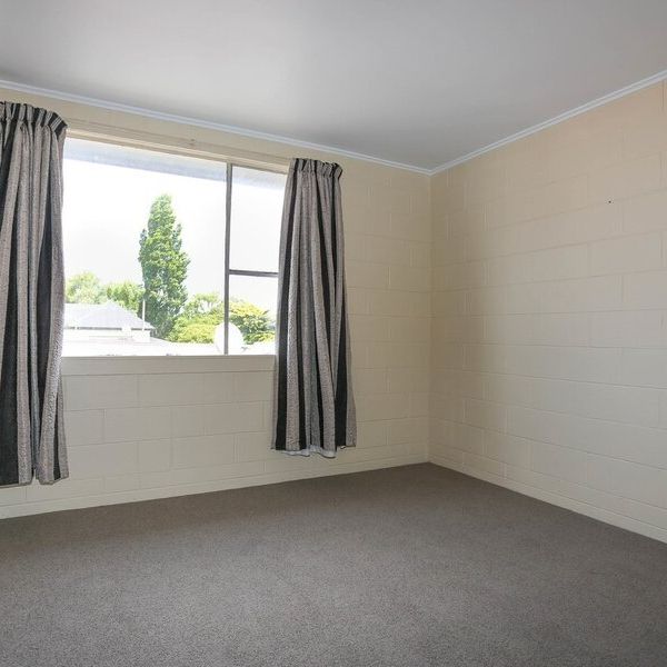 Central City – 2 Bedroom unit, Suit Couple, Single carport - Photo 1