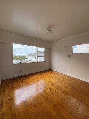 Property Management840 East Coast Road, Browns Bay - House for Rent - Photo 1