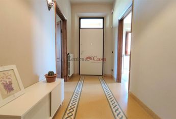 Appartamento di pregio in villa bifamiliare con ingresso indipendente, arredato