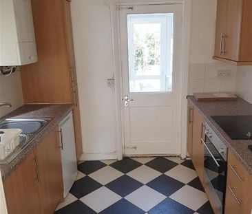 4 bedroom semi-detached house to rent - Photo 5