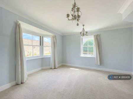 4 bedroom semi-detached house to rent - Photo 3