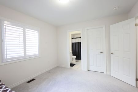 For Lease - 327 Northglen Blvd Boulevard, Clarington, Ontario - Photo 2