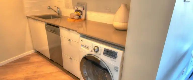 1 Bedroom beautiful renovated with a stunning ocean on Beach Avenue! | 1011 Beach Avenue, Vancouver - Photo 1