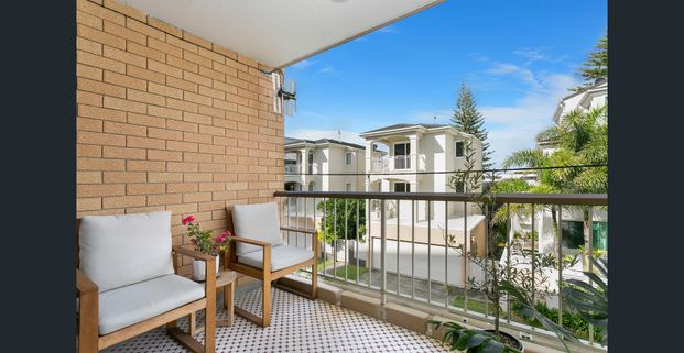 Relaxed beachside living in the heart of Palm Beach - Photo 1