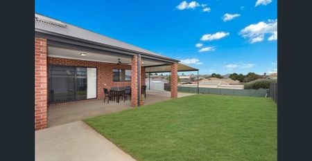 Stylish Family Living in Silky Oak Estate - Photo 3