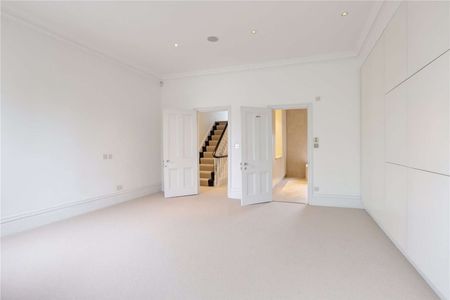 Well proportioned and immaculately presented family home with off-street parking - Photo 4