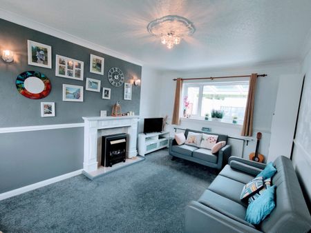 THREE bedroom property to LET in Sutton Coldfield - Photo 3