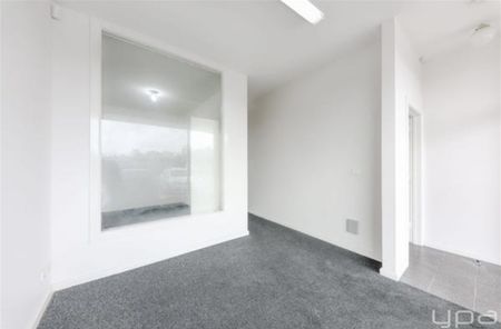 Modern Shop Low-Maintenance Living in a Prime - Photo 5