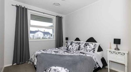 Three-bedroom on Grosvenor - Photo 5