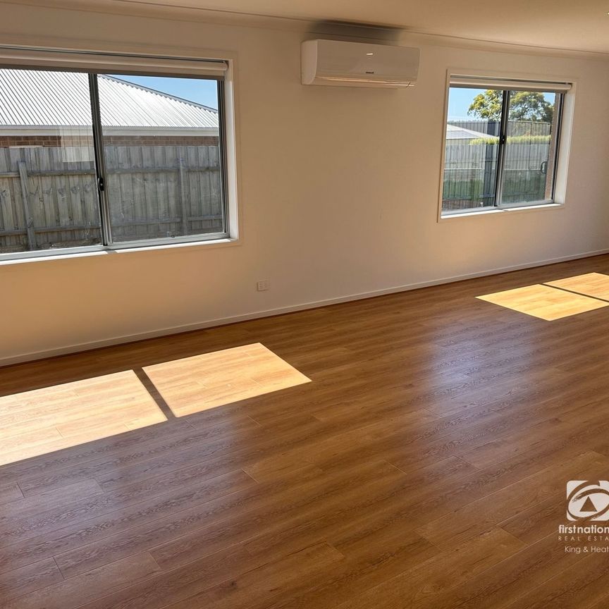 COMFORTABLE LIVING - LANDSCAPED AND SIDE ACCESS - Photo 1