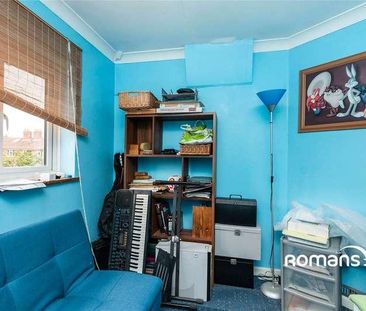 Elles Close, Farnborough, GU14 - Photo 3