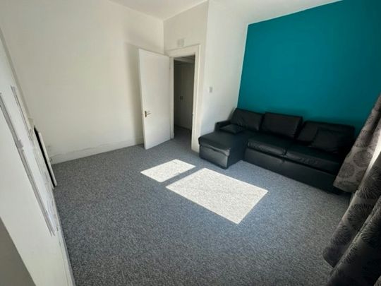 Flat to rent on - Photo 1