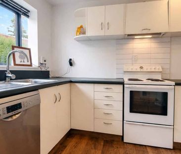 Low Maintenance 2 Bedroom Townhouse - Close to CBD - Photo 3