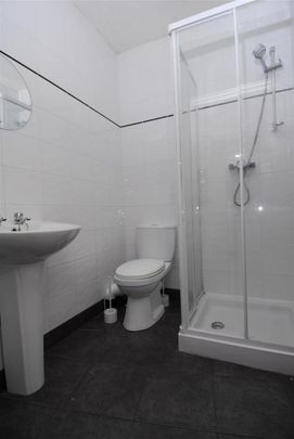 4 bedroom end of terrace house to rent - Photo 1