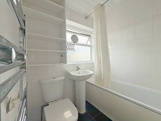 UB6, Greenford - Photo 1